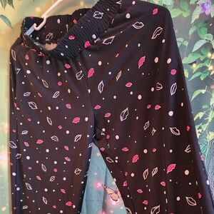 Attitude Lipstick print pants